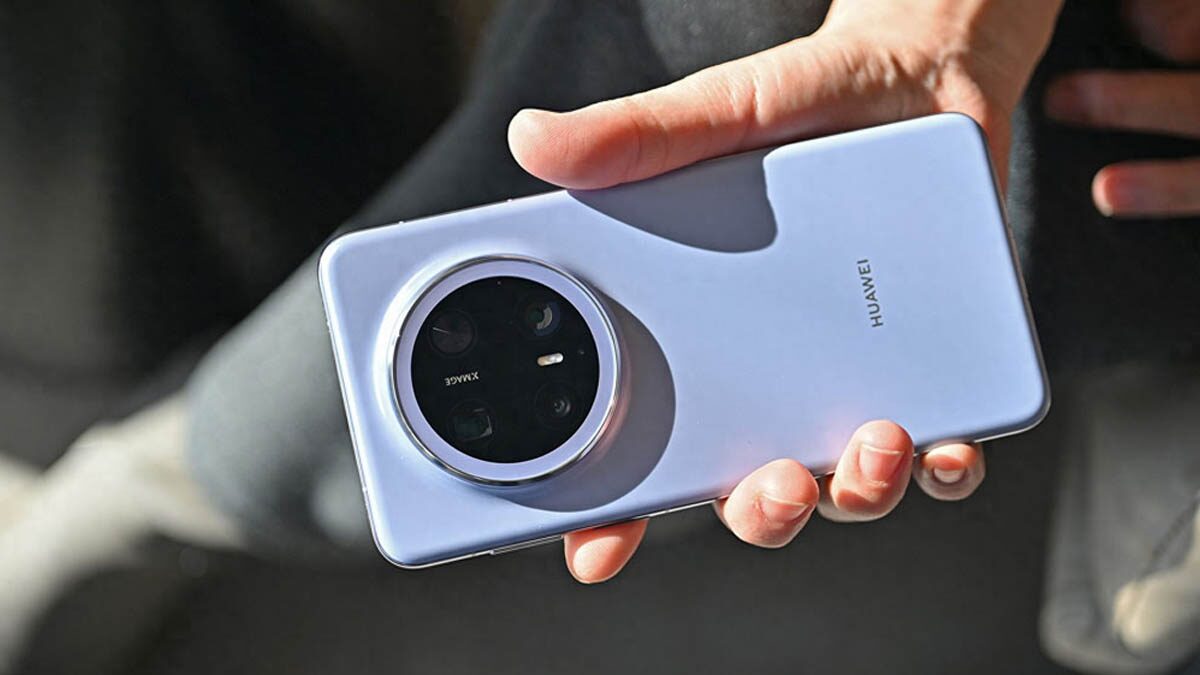 Камера смартфона с крупным объективом и логотипом Huawei