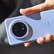 Камера смартфона с крупным объективом и логотипом Huawei