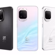 Три смартфона Huawei с вертикальными тройными камерами улавливания
