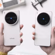 Huawei и Apple выросли на падающем рынке смартфонов Китая 4 Две смартфона Vivo и один iPhone 14 Pro в руках
