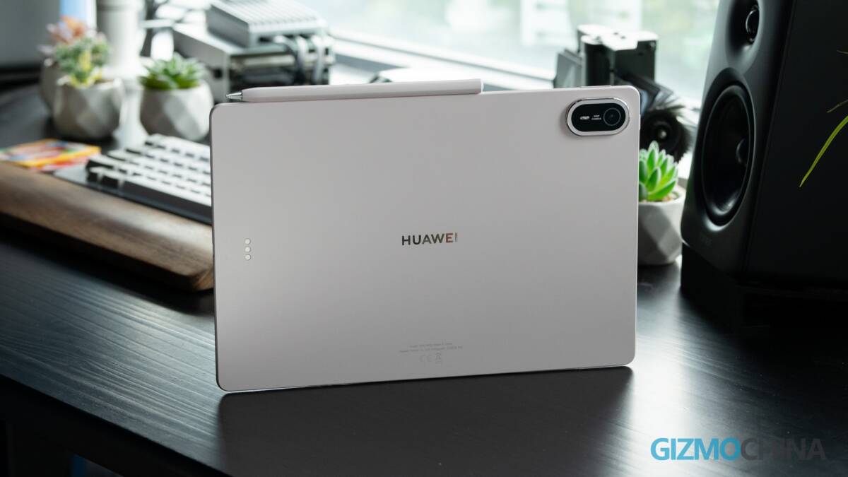 планшет Huawei MatePad Air на рабочем столе