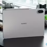 планшет Huawei MatePad Air на рабочем столе