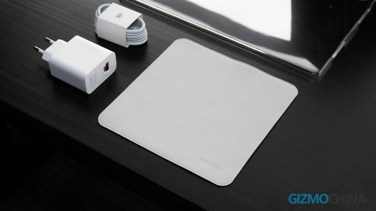 Планшет Huawei MatePad Air на столе с аксессуарами