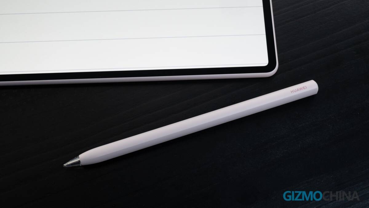 Планшет Huawei MatePad Air и стилус на столе