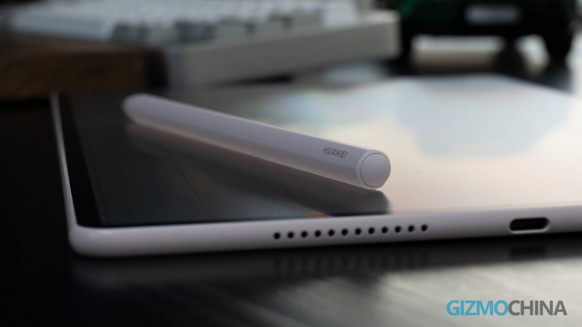 Планшет Huawei MatePad Air на столе когтеточка и ноутбук