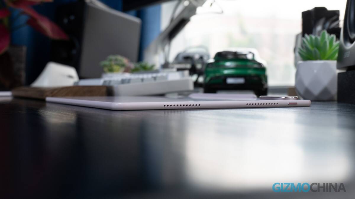 Планшет Huawei MatePad Air на столе с растениями