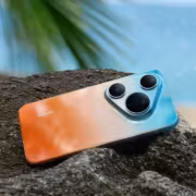 Huawei Pura 90s Pro и Pro Max вышли в России 1 Huawei Pura 90s Pro и Pro Max на камне у моря