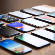 Множество смартфонов Huawei и Apple на деревянном столе