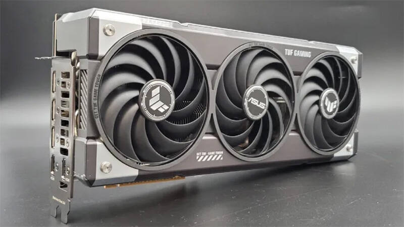 HWMonitor вернул Hotspot на GeForce RTX 50, который Nvidia прятала от мониторинга 3 Видеокарта GeForce RTX 50 с тремя вентиляторами