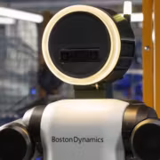 робот Boston Dynamics Atlas с круглым светящимся экраном