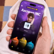 Мужчина держит смартфон с приложением Яндекс Музыка