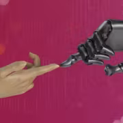 Рука человека касается руки робота Искусственный интеллект