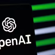 Логотип OpenAI на экране компьютера с зеленым подсветкой