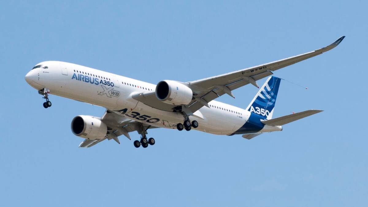 Самолет Airbus A350-1000 в небе Airbus A350-1000