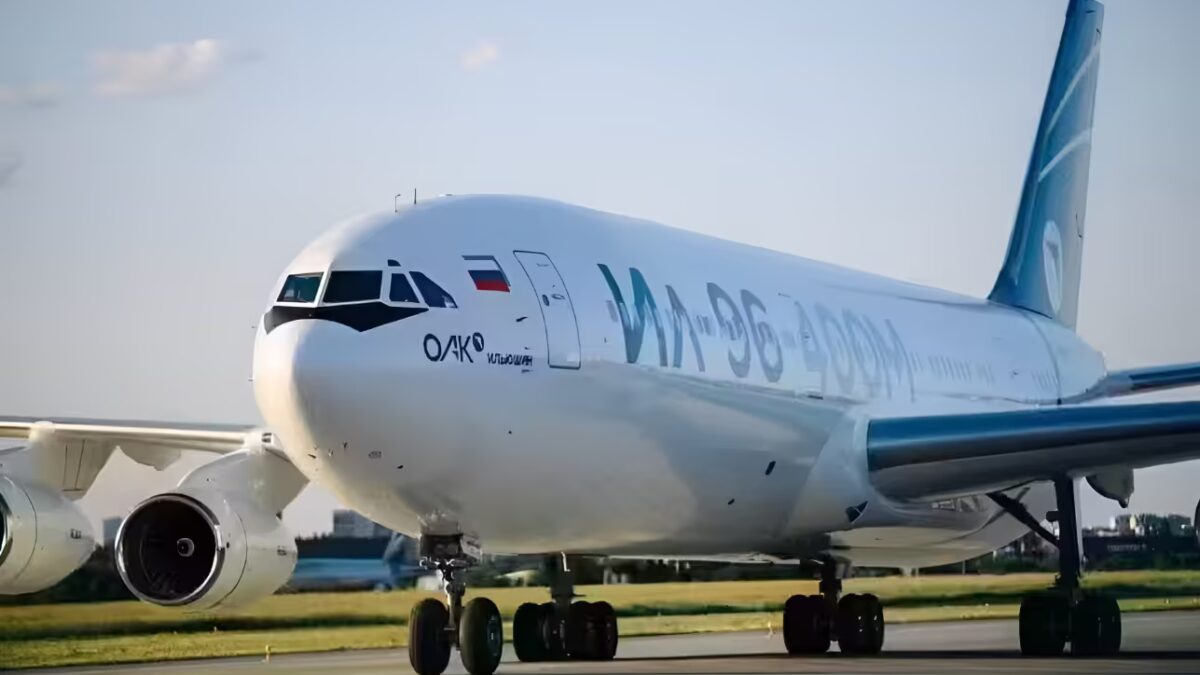 Ил-96-400М самолет на взлетной полосе Airbus A350-1000