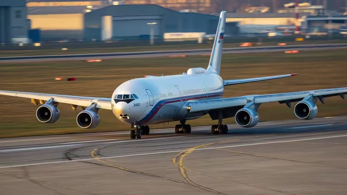 Ил-96-400М несколько часов кружил над Якутском на нетипичных испытаниях 3 Ил-96-400М самолёт на взлётной полосе