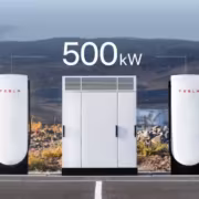 Три устройства Tesla около зарядных станций с надписью 500 кВт