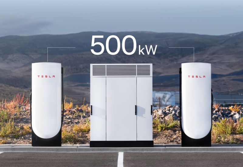 Илон Маск хочет ставить ИИ-суперкомпьютеры Tesla рядом с Supercharger