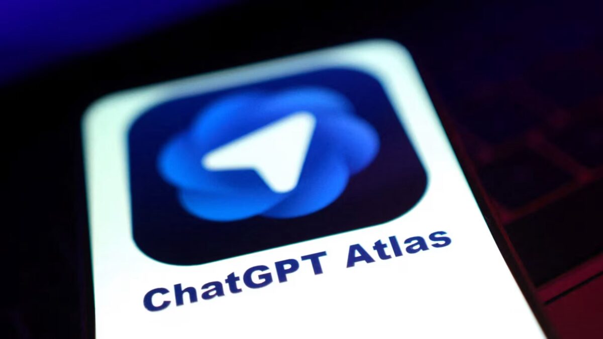 Иконка ChatGPT Atlas на смартфоне в темном режиме