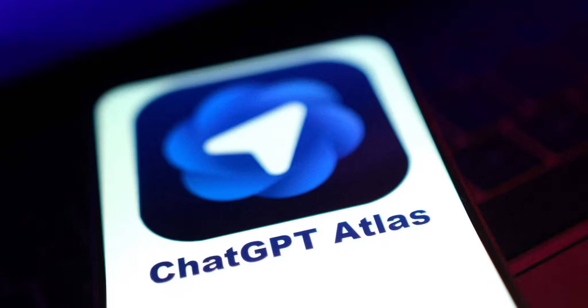Иконка ChatGPT Atlas на смартфоне в темном режиме