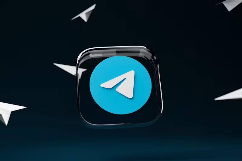 Логотип Telegram на черном фоне с белым самолётом
