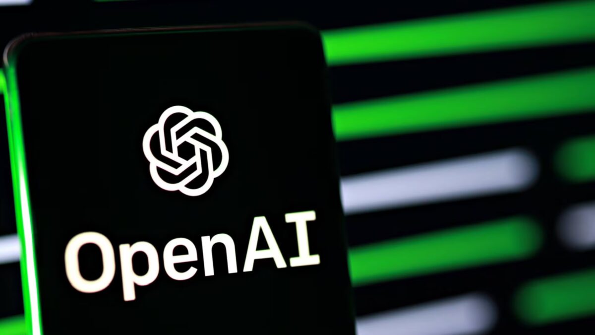Логотип OpenAI на черном фоне с зеленой подсветкой