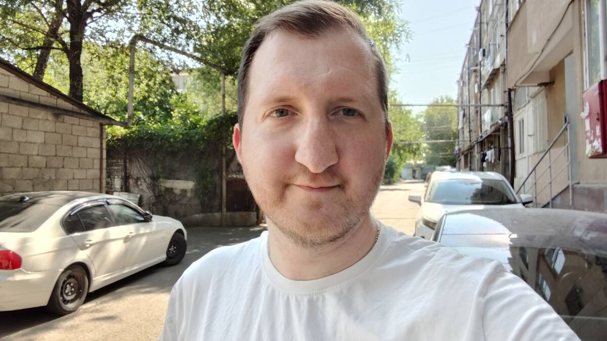 Мужчина в белой футболке, улица, дома, деревья