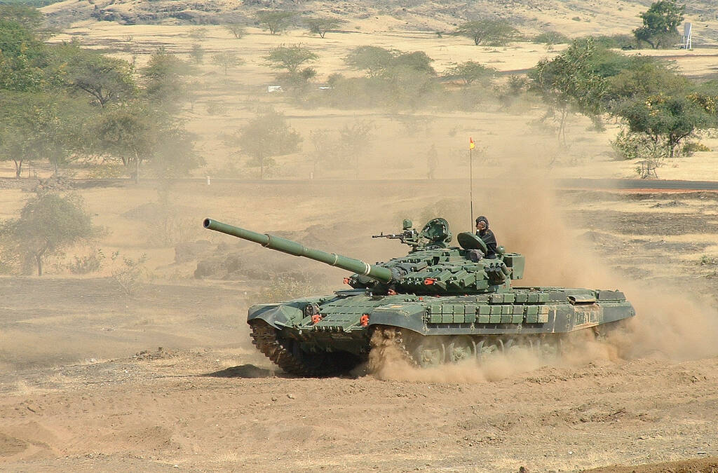 Индийский танк Т-72 с новым мотором протащил груз массой до 100 тонн