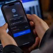 Иностранные сайты хотят пустить в Россию только по СМС 3 Мужчина вводит SMS код на смартфоне iPhone для входа в аккаунт из статьи