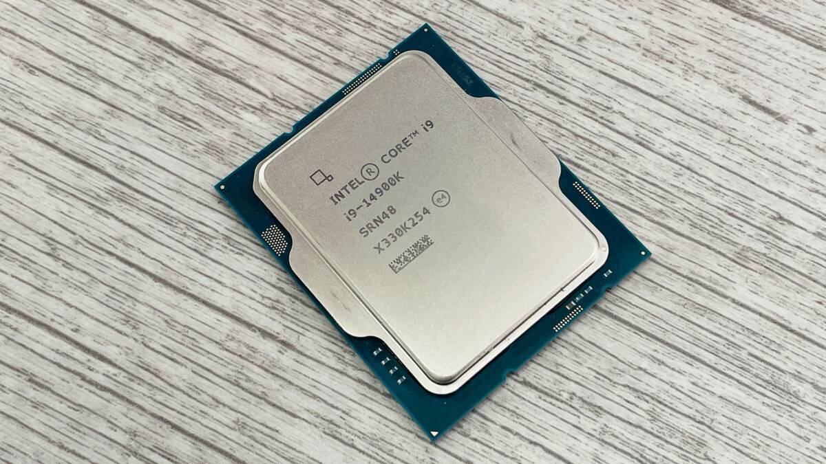 Процессор Intel Core i9-14900K на столе