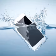 Смартфон в воде с эффектом взрыва воды IP68