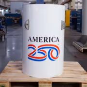Металлический цилиндр с логотипом America 250 и цифрой 250