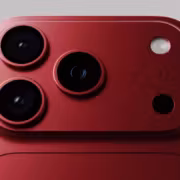 Тыльная сторона красного iPhone 18 Pro с тройной камерой