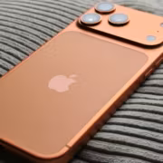iPhone 18 Pro Max может получить переменную диафрагму после утечки у поставщика Apple 4 Розовый iPhone 18 Pro Max с тремя камерами