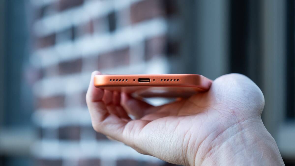 iPhone 18 Pro Max может стать толще ради батареи на 5567 мА·ч 1 Палец держит смартфон iPhone 18 Pro Max с розовым корпусом