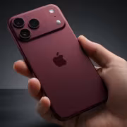 iPhone 18 Pro получит батареи больше, чем у iPhone 17 Pro 4 черный iPhone 18 Pro с тремя камерами и логотипом Apple