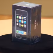 Исследование NBER связало iPhone со снижением рождаемости в США 2 Коробка с iPhone внутри, запечатанная в пленку