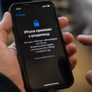 iPhone, iPad и Mac запирают через iCloud. МВД рассказало о новой схеме 6 iPhone и рука держат смартфон экран блокировки