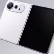 Складной смартфон с камерой и дисплеем