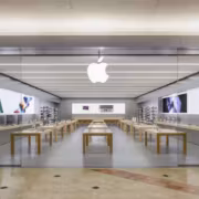 Магазин Apple с iPhone и iPad внутри