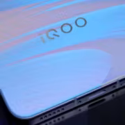 Скруглённый смартфон iQOO Neo 11S с дисплеем и камерой