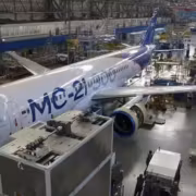 Самолет МС-21 внутри заводского цеха сборки