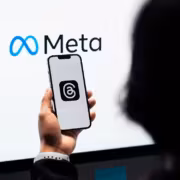 Мужчина держит смартфон с логотипом Instagram Meta