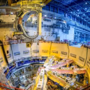 ITER поднял сектор вакуумной камеры для реактора «искусственного Солнца» 2 секрет вакуумной камеры для реактора ITER внутри цеха