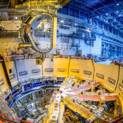 ITER поднял сектор вакуумной камеры для реактора «искусственного Солнца» 6 секрет вакуумной камеры для реактора ITER внутри цеха