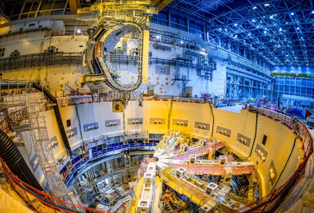 ITER поднял сектор вакуумной камеры для реактора «искусственного Солнца» 2 секрет вакуумной камеры для реактора ITER внутри цеха