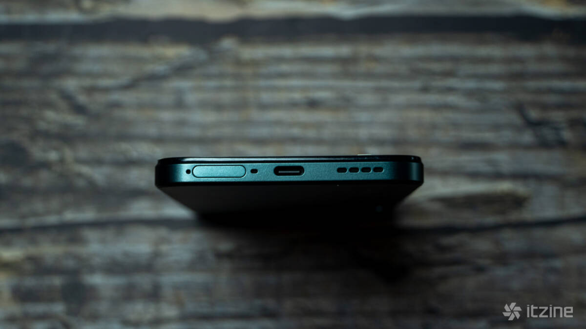 Блок нижней части смартфона Realme P4 с портом Type-C и вентиляционными отверстиями