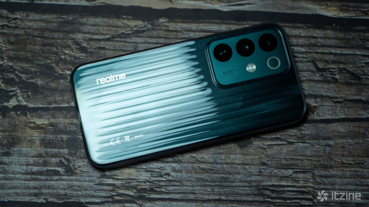 Смартфон realme P4 на деревянной поверхности