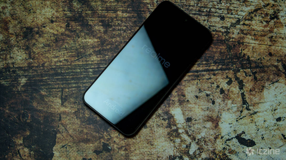 Смартфон realme P4 на старой деревянной поверхности