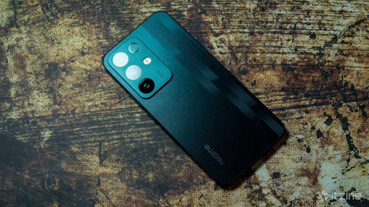 смартфон realme P4 на деревянной поверхности